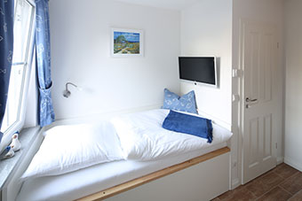 Schlafzimmer (3) mit zwei Einzelbetten sowie Fernseher