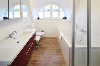 Bad im Dachgeschoss - mit Badewanne und Dusche