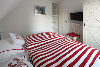 Schlafzimmer (1) mit Fernseher und SAT-Anschluss