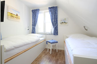 Schlafzimmer (4) mit zwei Einzelbetten sowie Fernseher