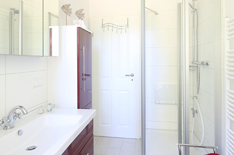 Bad im Erdgeschoss - Dusche mit Klappsitz