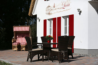 Gemütlicher XL-Strandkorb und Gartenmöbel