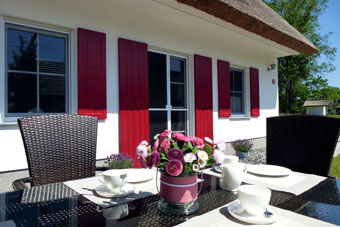 Südterrasse mit gedecktem Gartentisch