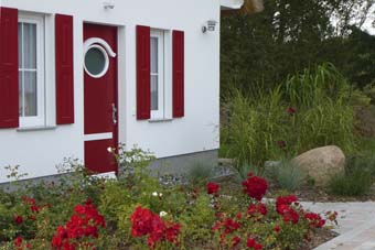 Eingangsbereich mit Rosenbeet