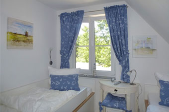 Schlafzimmer (4) mit Nachttisch