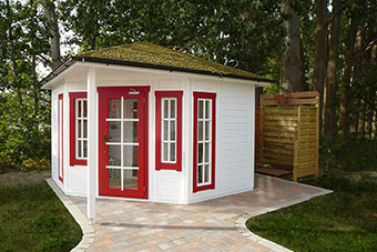 Saunahaus mit Schwalldusche